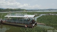 Dahulu, bisa dibilang kapal wisata adalah ikonnya Rawa Jombor. Banyak wisatawan antre mau naik kapal ini. Namun sekarang, 6 unit kapal wisata di Rawa Jombor terjebak eceng gondok dan tak bisa beroperasi. (Ahmad Syauqi/detikTravel)