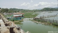Sebenarnya, setelah Klaten memasuki PPKM level 2, kapal wisata rawa sudah diizinkan beroperasi. Bahkan pengunjung sudah banyak. Namun gara-gara eceng gondok, kapal jadi tidak bisa bergerak. (Ahmad Syauqi/detikTravel)