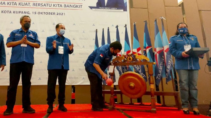 Kepala Badan Pembina Organisasi, Kaderisasi, dan Keanggotaan (BPOKK) Herman Khaeron saat memukul gong di mulainya musda Ke-4 Partai Demokrat NTT di dampingi Wakil Ketua Umum Partai Demormat Benny K Harman, Ketua DPD Partai Demokrat NTT Jerfy Riwu Kore berserta jajara Ketua DPD Partai Demorkat NTT. Salah satu agenda Musda adalah untuk memilih Ketua DPD Partai Demokrat NTT.