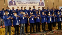 Sementara unsur Dewan Pimpinan Daerah, Unsur Dewan Pimpinan Cabang, Unsur Peninjau, Tamu dan undangan, serta Tim Advance dan Panitia Musda mengikuti secara terpusat di Hotel Aston Kupang, dengan mengikuti standar protokol Covid -19. Dua kandidat yang menyatakan diri bertarung pada Musda ke 4 Partai Demokrat NTT kali ini ada dua kandidat yang saling klaim mendapat dukungan mayoritas dari 22 DPC Kabupaten atau Kota di NTT. Keduanya yakni Jefry Riwu Kore, Wali Kota Kupang dan Leonardus Lelo, Anggota DPRD NTT dari Partai Demokrat.