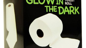 Tisunya bisa nyala, Pabrikan tisu ini mengatakan bahwa kertas toilet ini dapat menghemat energi karena pengguna tidak perlu menyalakan lampu di kamar mandi. Foto: Brightside