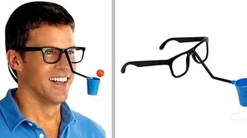 Kacamata bisa main bola basket mini nih. Foto: Brightside