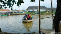 Untuk konektivitas sehari-hari, sebagian warga memanfaatkan perahu getek lantaran belum adanya jembatan di sekitar lokasi.