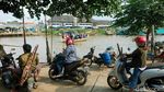 Tak Ada Jembatan, Getek pun Jadi Alat Menyeberang Warga Kendal