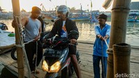 Jam operasional perahu getek di Gempolsewu ini mulai dari pagi sampai malam hari. Tak ada batasan waktu.