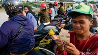 Tarif yang dikenakan adalah seikhlasnya. Tetapi biasanya, warga membayar Rp 5 ribu sampai Rp 10 ribu sekali naik karena membawa sepeda motor.