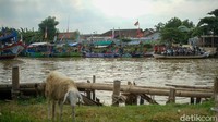 Lokasi persis moda perahu getek ini berada di Pasar Tawang yang dekat dengan dermaga.