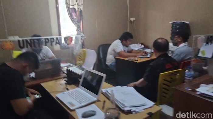 Guru SMA di Kabupaten Minahasa Selatan (Minsel), Sulawesi Utara (Sulut), berinisial MMT ditetapkan sebagai tersangka dan kini ditahan polisi. (Trisno Mais/detikcom)