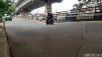 Pengendara roda maupun roda empat harus ekstra hati-hati jika melintasi jalur tersebut.