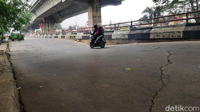 Penurunan tanah atau amblas terjadi di Jalan Sholeh Iskandar Kota Bogor, Jumat (15/10). Diharapkan pengendara berhati-hati saat melintas di jalan tersebut.