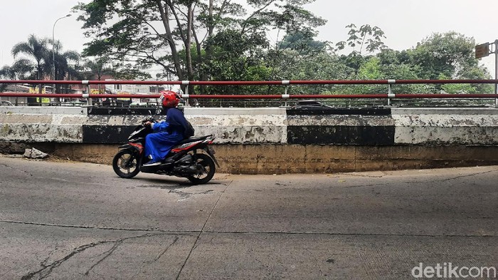 Penurunan tanah atau amblas terjadi di Jalan Sholeh Iskandar Kota Bogor, Jumat (15/10). Diharapkan pengendara berhati-hati saat melintas di jalan tersebut.