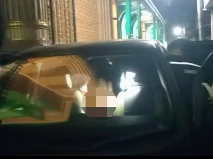 Seorang ibu warga Kota Mojokerto terpaksa melahirkan bayi perempuan di dalam mobil. Persalinan darurat pada tengah malam itu berjalan lancar.