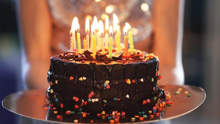 Ini Fakta Tradisi Tiup Lilin dan Potong Kue Ulang Tahun yang Populer di Dunia
