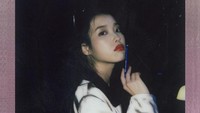 IU menghadirkan konsep berbeda di Strawberry Moon. Palet warna bernuansa pink, ungu, dan biru mendominasi teaser foto perilisan ini. (Foto: dok. EDAM Entertainment)