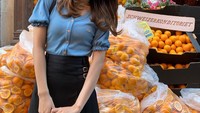 Saat berlibur di suatu negara, Jisoo sempat berfoto di depan toko buah. Ada ratusan buah jeruk yang segar tepat di belakang Jisoo. Foto: Foto: Instagram @sooyaaa__