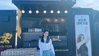 Selama syuting, ternyata Jisoo banyak mendapatkan food truck dari Jennie hingga penggemarnya. Tampak Jisoo berfoto di depan coffee truck yang dikirim oleh Jennie BLACKPINK, rekan satu grupnya. Foto: Foto: Instagram @sooyaaa__