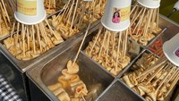 Ia juga mendapatkan kiriman food truck berisikan menu makanan Korea. Seperti odeng yang gurih hangat, cocok dinikmati saat musim dingin. Foto: Foto: Instagram @sooyaaa__