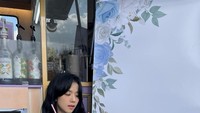 Kenalan lainnya juga turut mengirimkan Jisoo coffee truck. Ia pun berpose di depannya sambil menggenggam segelas minuman. Foto: Foto: Instagram @sooyaaa__