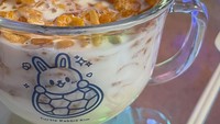 Kalau punya waktu luang, Jisoo suka membuat sarapan sendiri. Menunya sederhana, hanya sereal yang disajikan dengan susu segar. Foto: Foto: Instagram @sooyaaa__