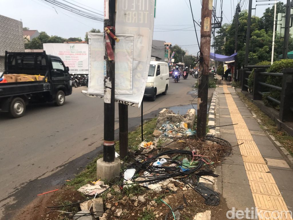 Jl WR Supratman, Ciputat Timur, Tangsel. Tinggal tersisa 5 tiang makan badan jalan di sini. 15 Oktober 2021. (Faiz Iqbal Maulid/detikcom)
