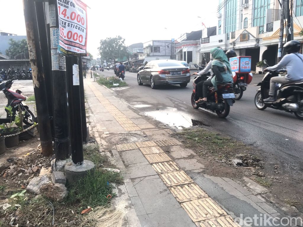 Jl WR Supratman, Ciputat Timur, Tangsel. Tinggal tersisa 5 tiang makan badan jalan di sini. 15 Oktober 2021. (Faiz Iqbal Maulid/detikcom)