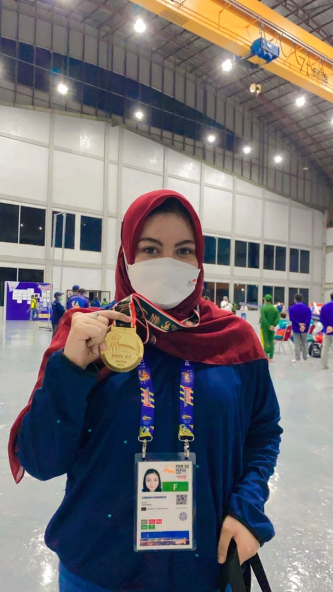 Joshan Dwanisya merupakan mahasiswi Universitas Jenderal Achmad Yani Yogyakarta (Unjaya) yang meraih medali emas PON XX Papua 2021. Dia merupakan atlet cabang olahraga (cabor) Terbang Layang dalam PON Papua 2021. Mahasiswi Prodi Keperawatan (S-1) Fakultas Kesehatan itu, tergabung dalam kontingen Provinsi Jawa Barat. Sasha demikian dia akrab disapa, turun pada kategori Mix Double Duration Flight Kelas Schweizer SGU 2-22. Foto: Dok. Pribadi Joshan Dwanisya.