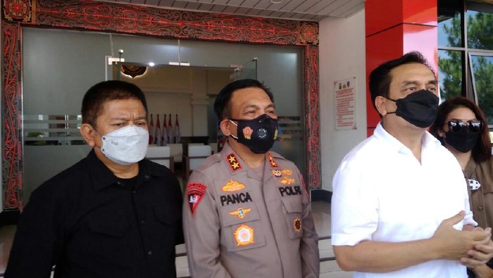 Kapolda Sumut Irjen Panca Putra (tengah)/(Datuk-detikcom)