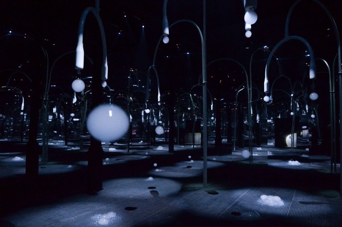 Karya Seni Instalasi Silent Fall Karya AA Murakami LONDON, ENGLAND - OCTOBER 11: Preview of the immersive
