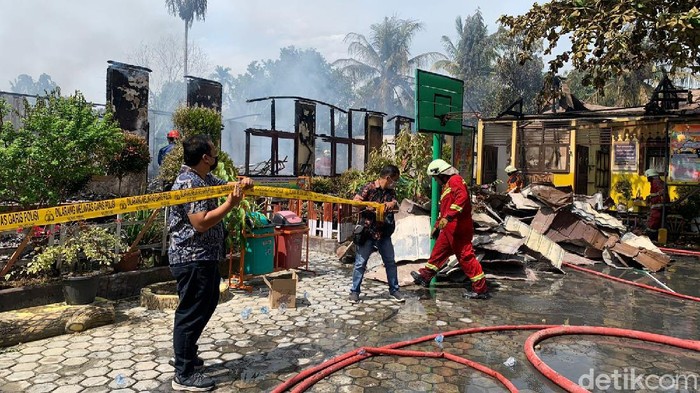 Kebakaran terjadi di SD Negeri 118 Kota Pekanbaru, Riau, mengakibatkan 7 kelas hangus terbakar. Kebakaran terjadi saat kegiatan belajar sedang berlangsung. (Raja Adil/detikcom)