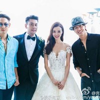 Ken Chu sempat mengatakan di akun Instagramnya bahwa kondisinya yang kini sudah tak lagi sebugar dulu membuatnya sulit mendapat tawaran pekerjaan. Hal itu yang membuat tak sedikit netizen yang merasa simpati melihat kondisi Ken Chu saat ini. Dalam foto ini terlihat momen pernikahan Ken Chu di tahun 2016. Tampak Jerry Yan dan Vanness Wu yang turut hadir. Foto: Weibo/yanchengxufamily