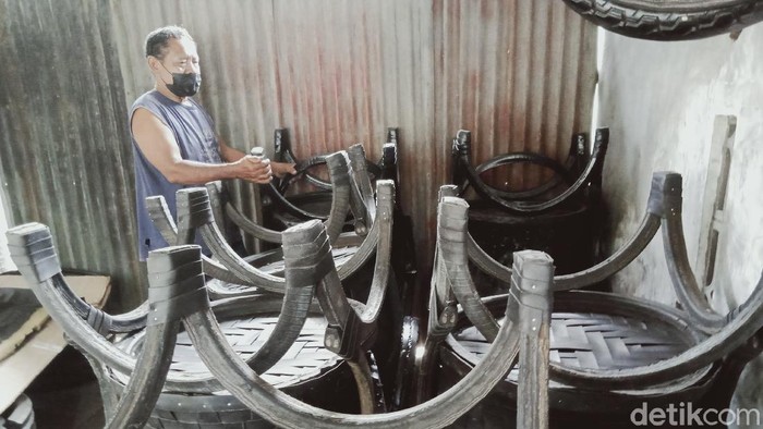 Ban bekas kendaraan ternyata bisa disulap Sugiharto (62) warga Klaten, Jawa Tengah menjadi mebel bernilai tinggi hingga tembus pasar Eropa.
