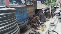 Mebel ban bekas itu, tutur Sugiharto, mulai dirintisnya tahun 1986. Saat itu ada temennya membuat pot dari ban bekas.