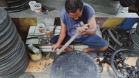 Untuk membuat kerajinan meja dan kursi ban, sebut Sugiharto, dirinya tidak pernah belajar. Semua dilakukan begitu saja.