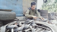  Untuk bahan, ujar Sugiharto tidak ada kendala sebab kendaraan makin banyak dan limbah ban terus ada. Bahan dibeli dari teman dalam kondisi siap rakit.  