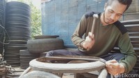 Mebel tersebut, sambung Sugiharto, bisa dipakai luar ruangan dan dalam ruangan. Jika rusak juga ada garansi. 