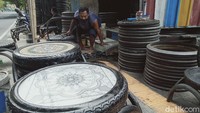 Dikatakan Sugiharto, sejak tahun 2010 meja kursi berbahan ban bekas dari bengkelnya sudah dikirim ke berbagai negara. Mulai dari Amerika, Perancis, Belgia dan Australia.