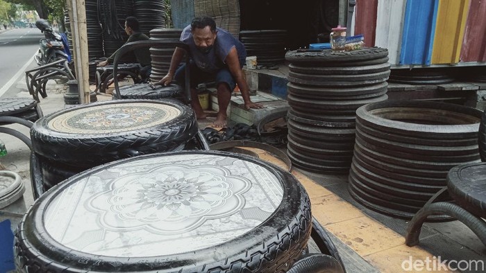 Ban bekas kendaraan ternyata bisa disulap Sugiharto (62) warga Klaten, Jawa Tengah menjadi mebel bernilai tinggi hingga tembus pasar Eropa.