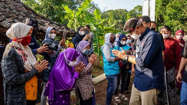 Mendengar keluhan tersebut Sandi prihatin, namun dirinya memang tidak bisa berbuat banyak selama ini. Namun, saat ini dia menegaskan kalau pihaknya akan membuka kembali desa wisata Kaki Langit namun dengan protokol Kesehatan yang ketat. Sehingga masyaraka bisa kembali membuka usaha mereka di Desa Wisata Kaki Langit. Mendengar keluhan tersebut Sandi prihatin, namun dirinya memang tidak bisa berbuat banyak selama ini. Namun, saat ini dia menegaskan kalau pihaknya akan membuka kembali desa wisata Kaki Langit namun dengan protokol Kesehatan yang ketat. Sehingga masyaraka bisa kembali membuka usaha mereka di Desa Wisata Kaki Langit.