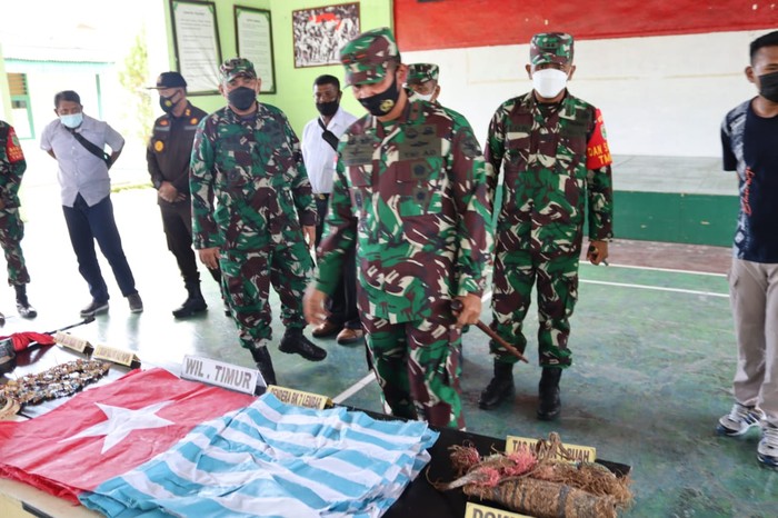 KKB menyerahkan 6 pucuk senpi beserta amunisinya kepada pihak TNI. Penyerahan senpi dilakukan tak lama usai pembukaan PON. (dok Puspen TNI) KKB menyerahkan 6 pucuk senpi beserta amunisinya kepada pihak TNI. Penyerahan senpi dilakukan tak lama usai pembukaan PON. (dok Puspen TNI)