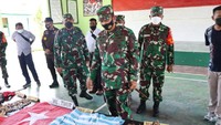 “Sebenarnya mereka sudah begitu lama menyimpan senjata beserta amunisi ini, sebab mereka beranggapan bahwa Papua akan merdeka, namun setelah melihat pembangunan dan penyelenggaraan PON di Papua, mereka yakin inilah yang benar bahwa Papua merupakan bagian yang tidak terpisahkan dari bingkai NKRI,” kata Brigjen Iwan (dok Puspen TNI)