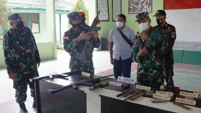 KKB menyerahkan 6 pucuk senpi beserta amunisinya kepada pihak TNI. Penyerahan senpi dilakukan tak lama usai pembukaan PON. (dok Puspen TNI)