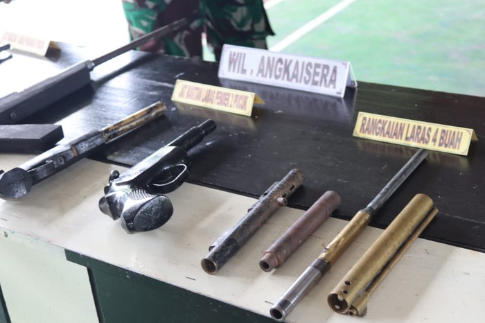 KKB menyerahkan 6 pucuk senpi beserta amunisinya kepada pihak TNI. Penyerahan senpi dilakukan tak lama usai pembukaan PON. (dok Puspen TNI)
