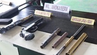 Dua orang simpatisan KKB menyerahkan 6 pucuk senpi rakitan terdiri dari 4 pucuk laras panjang, 2 pucuk pistol, 97 butir munisi, 1 buah handy talkie (HT), 4 lembar bendera bintang kejora d,an beberapa dokumen KST. (dok Puspen TNI)