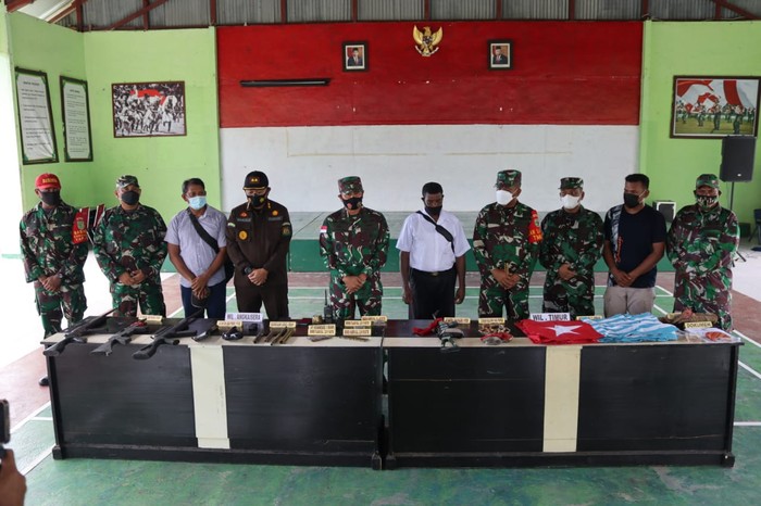 KKB menyerahkan 6 pucuk senpi beserta amunisinya kepada pihak TNI. Penyerahan senpi dilakukan tak lama usai pembukaan PON. (dok Puspen TNI) KKB menyerahkan 6 pucuk senpi beserta amunisinya kepada pihak TNI. Penyerahan senpi dilakukan tak lama usai pembukaan PON. (dok Puspen TNI)