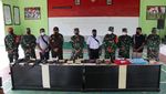 Momen KKB Serahkan 6 Senpi Usai Terpukau Pembukaan PON