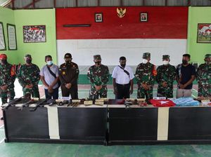 Momen KKB Serahkan 6 Senpi Usai Terpukau Pembukaan PON