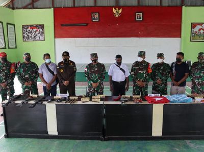 Momen KKB Serahkan 6 Senpi Usai Terpukau Pembukaan PON