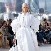 Iniah koleksi terbaru Alexander McQueen Spring/Summer 2022 yang terinspirasi dari fenomena alam. Foto: dok. Courtesy of Alexander McQueen