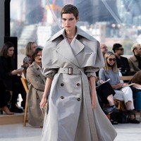 Iniah koleksi terbaru Alexander McQueen Spring/Summer 2022 yang terinspirasi dari fenomena alam. Foto: dok. Courtesy of Alexander McQueen