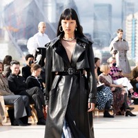 Iniah koleksi terbaru Alexander McQueen Spring/Summer 2022 yang terinspirasi dari fenomena alam. Foto: dok. Courtesy of Alexander McQueen